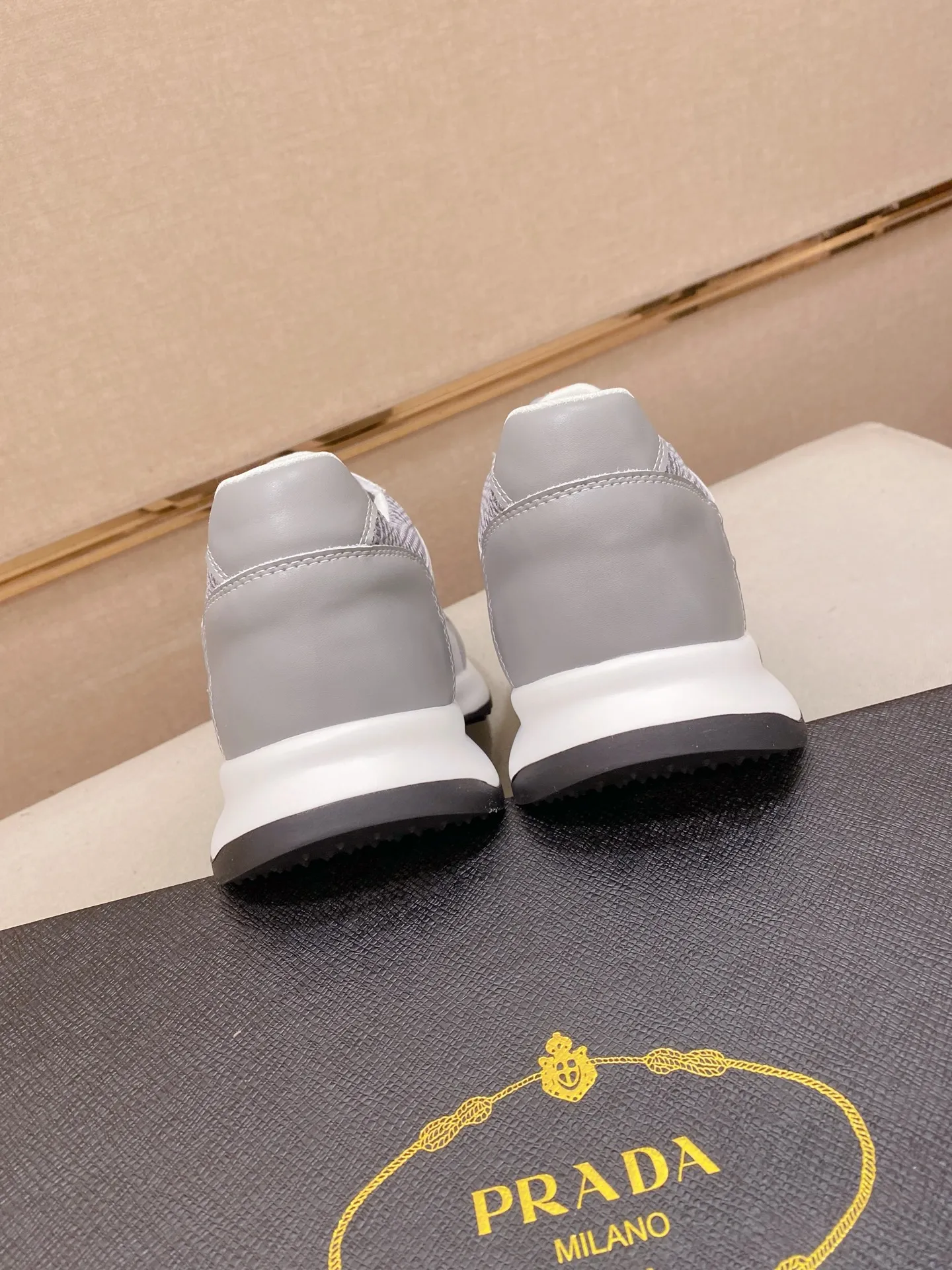 Factory price 462💰 The new PRADA (Prada) counters are launched simultaneously, new men's shoes, 😘fabrics are selected from cowhide. Lining: Mesh lining. 👍🏿 High-end ☄️ air-cushion molded anti-slip rubber outsole, exquisite lines, simple and elegant, comfortable and high-end for leisure travel. Number of yards: 38 to 44. Can be ordered for 45 non-refundable